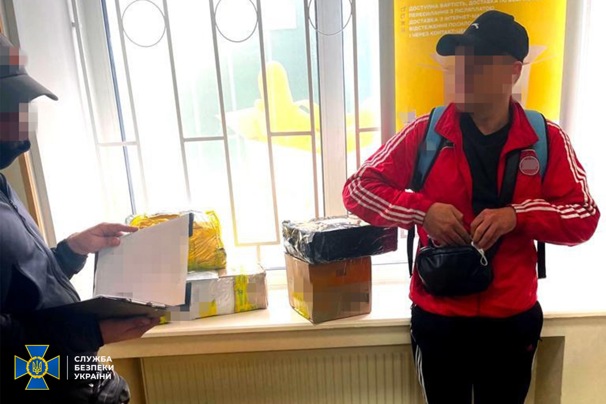 У Хмельницькому чоловік поштою відправляв за кордон частини до військових бронемашин