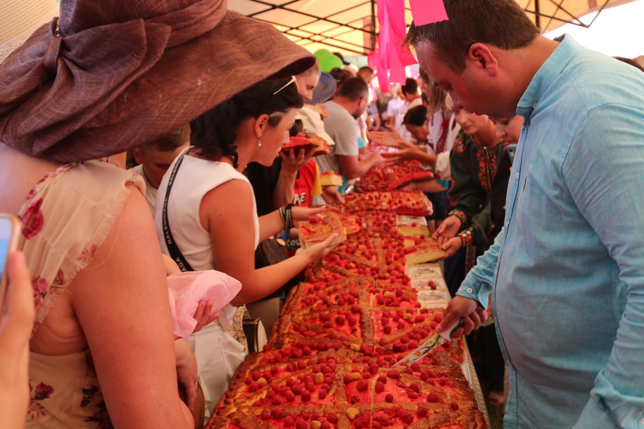 Рекордно великий малиновий пиріг спекли у Вінницькій області - фото