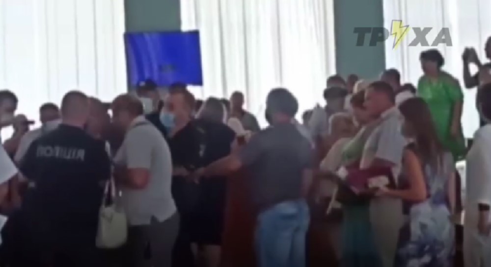 Ругались, таскали за волосы и обливали водой: в Купянске депутаты подрались с активистами (видео)