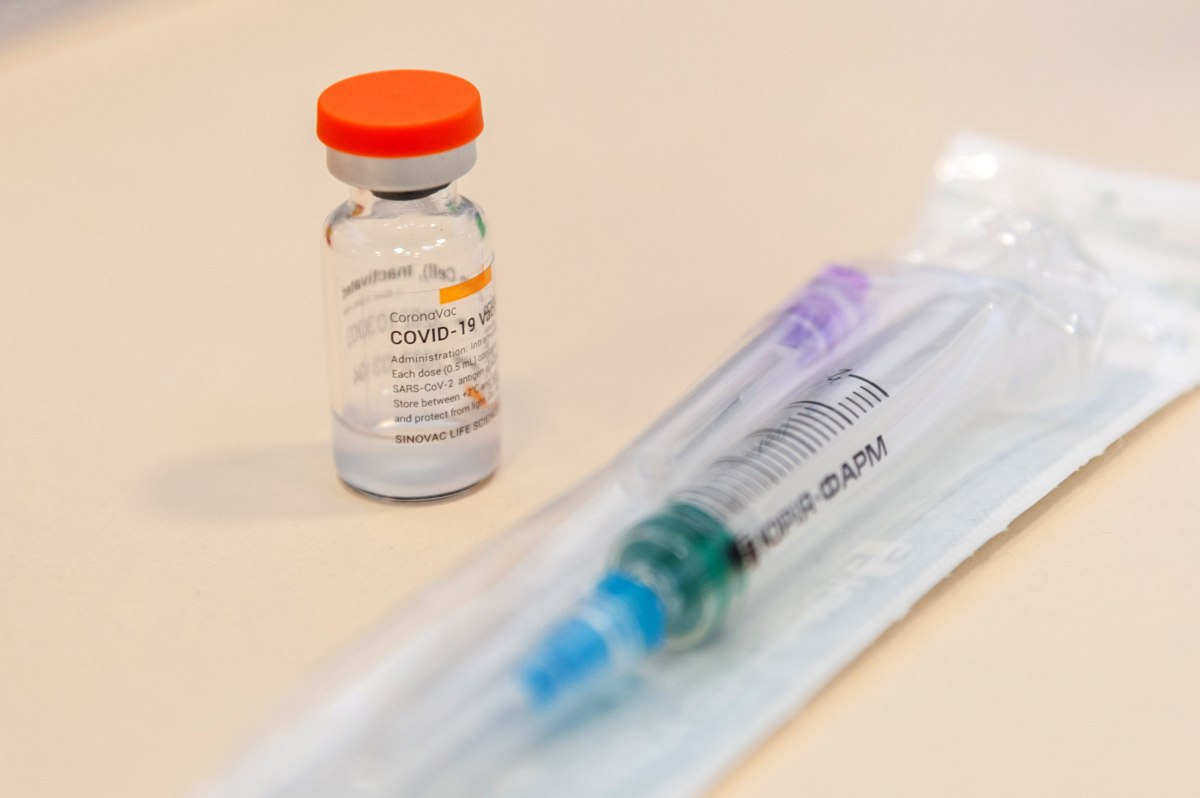 Минздрав советует сократить интервал между двумя дозами вакцины CoronaVac