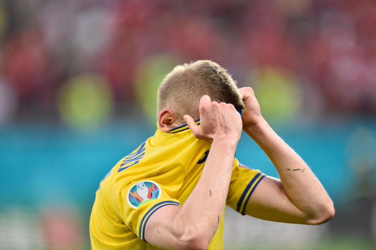 В Германии художник рисует историю Евро-2020 на туалетной бумаге (видео)