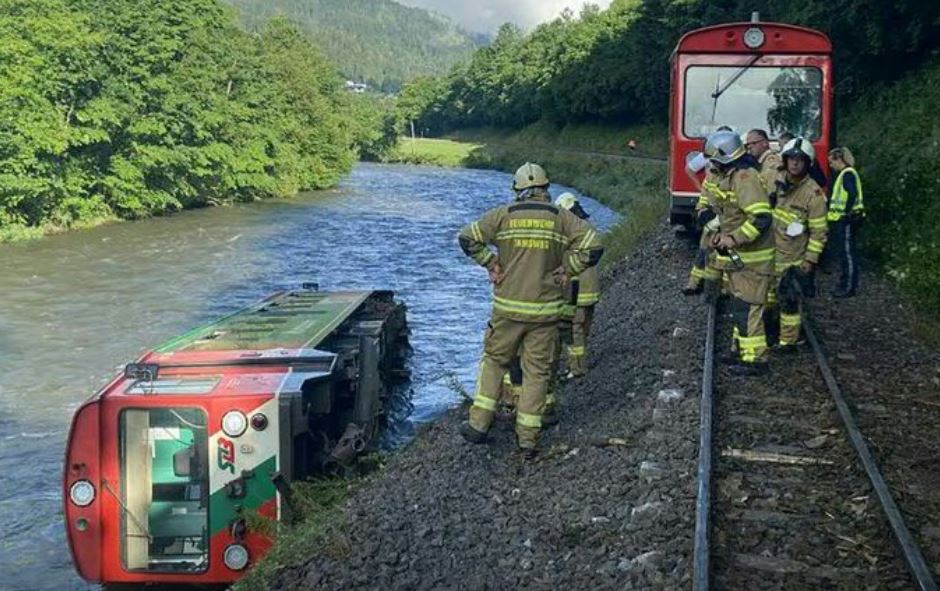 Поезд в Австрии, который вез учеников, сошел с рельсов и упал в реку