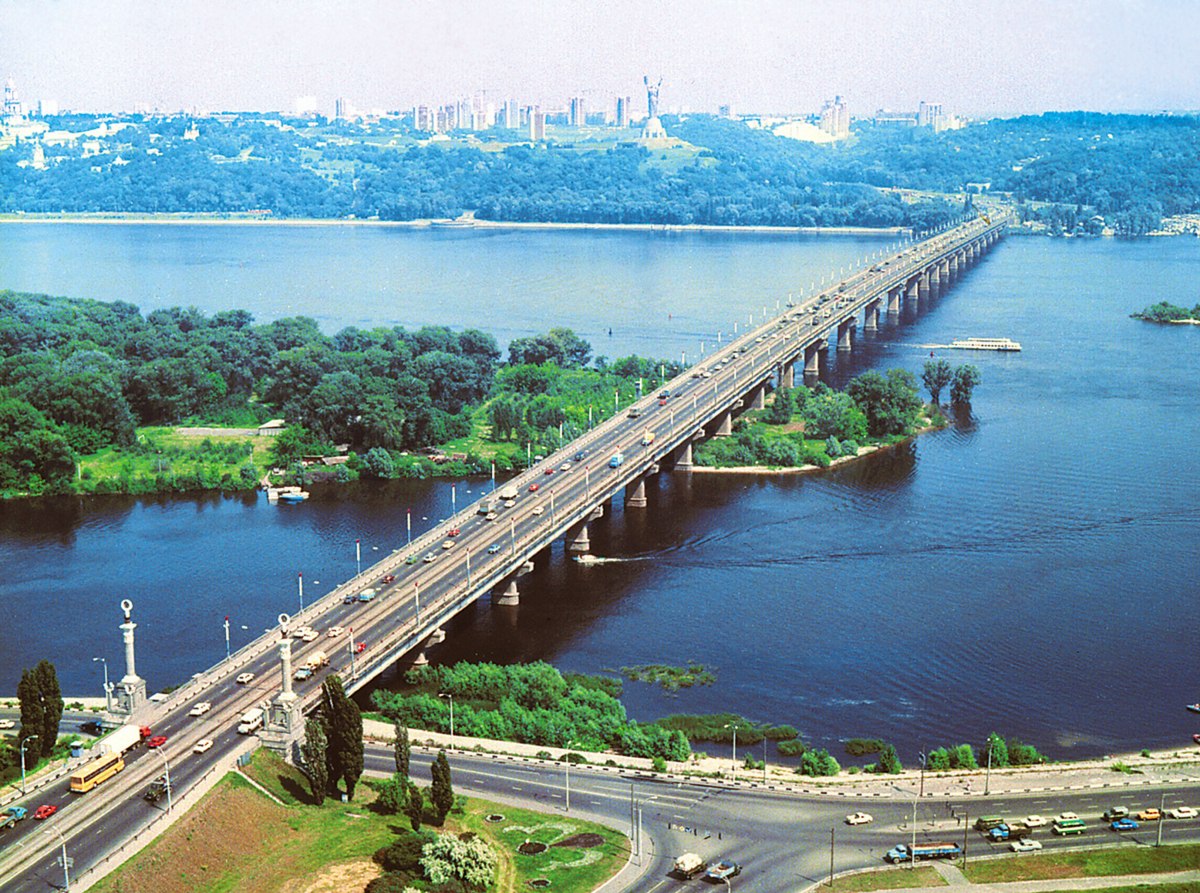 В Києві прорвало трубу під мостом Патона - відео