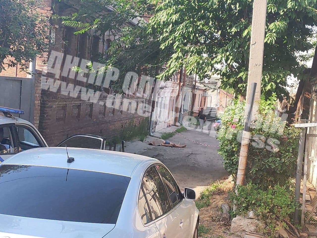 У Дніпрі п`яний зарізав чоловіка і тягнув труп за собою по вулиці