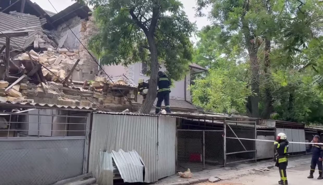 В Одесі обвалився будинок та пошкодив припарковані автівки - відео