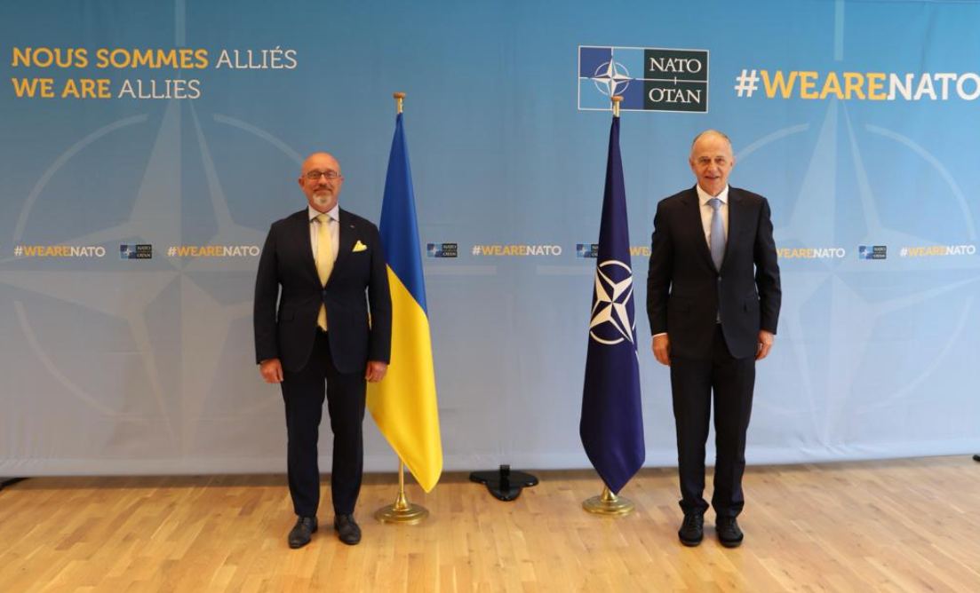 Резніков відвідав штаб-квартиру НАТО: Росія не виконує зобов'язання та вдається до шантажу