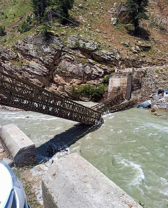 Каменепад в Індії: на гірській дорозі загинули дев'ять туристів - відео