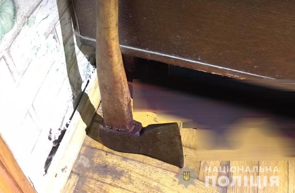 Житель Луцка зарубил собственную дочь и жену - фото