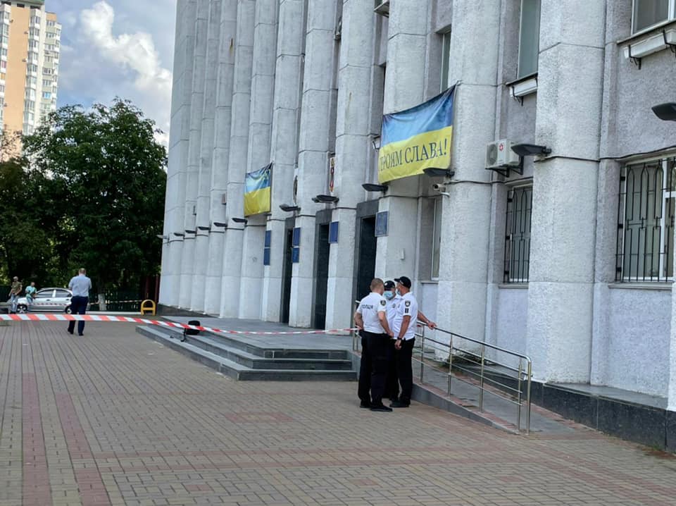 У Вишгороді чоловік влаштував стрілянину біля міськради