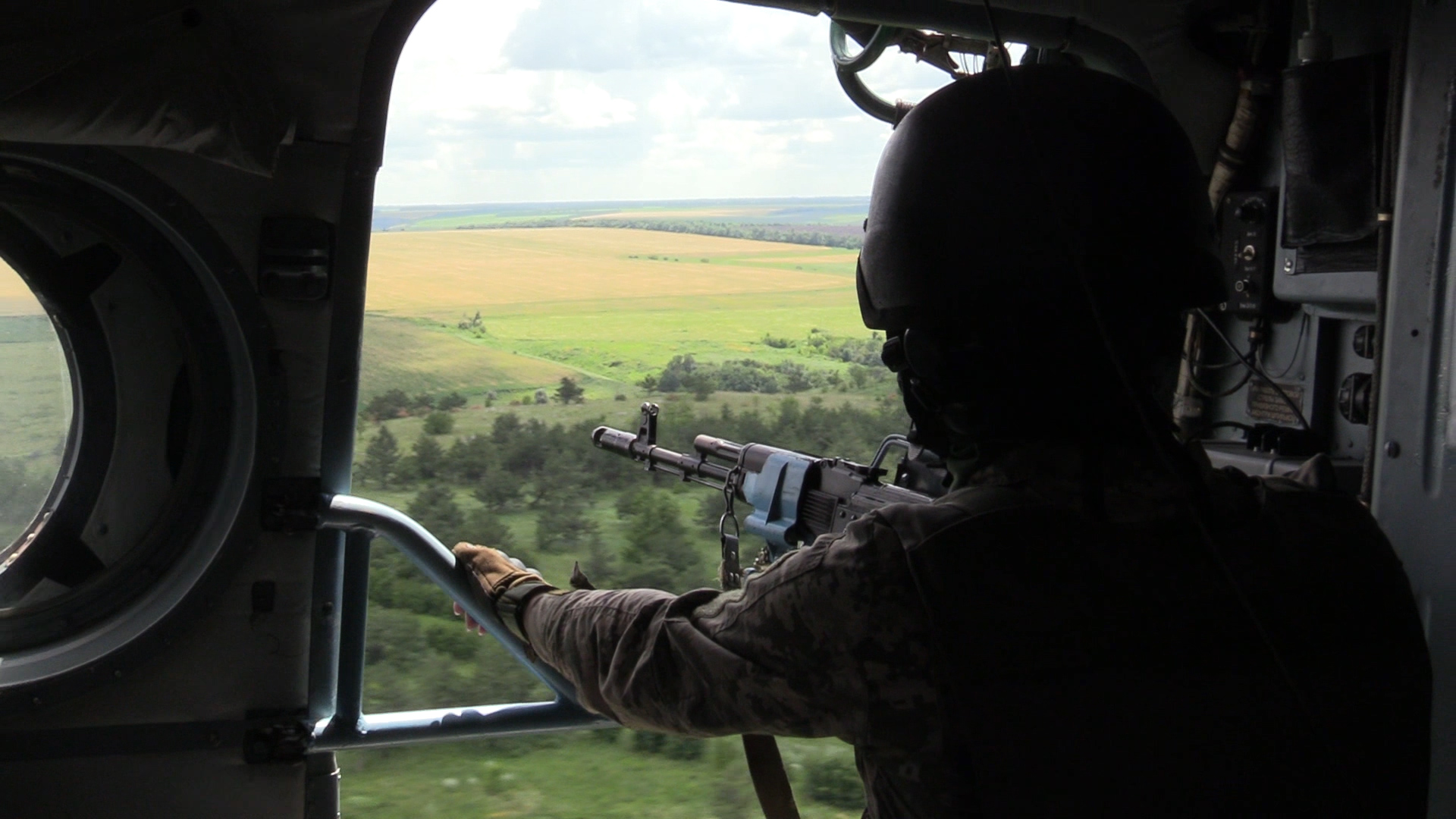 Боевики на Донбассе ранили двух украинских бойцов