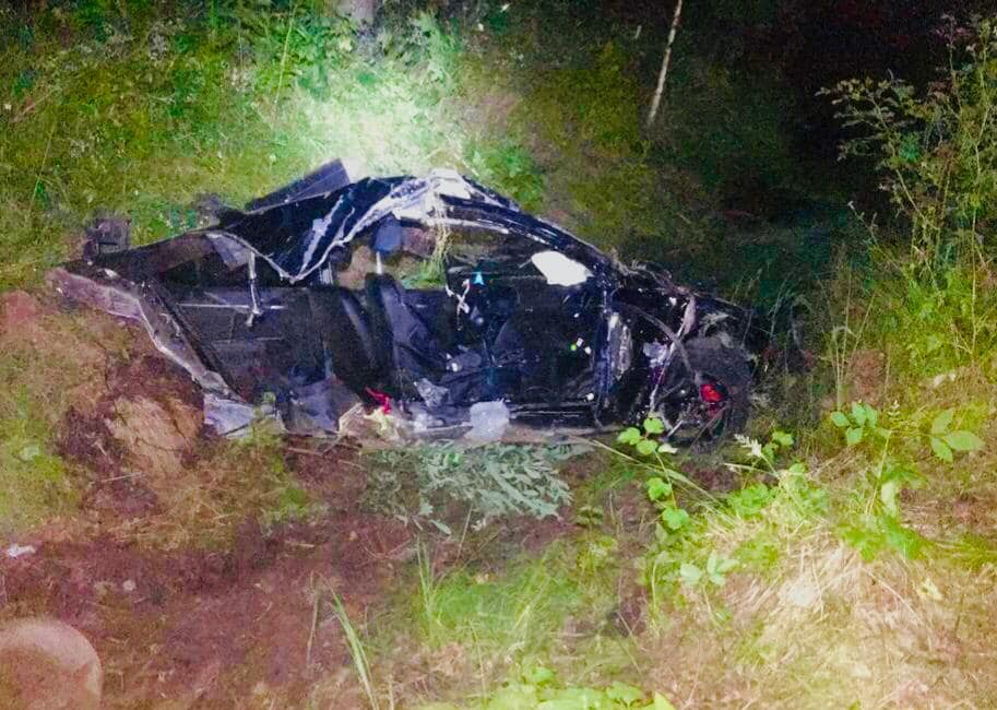 Автівку розірвало навпіл: водій на Франківщині протаранив дерево