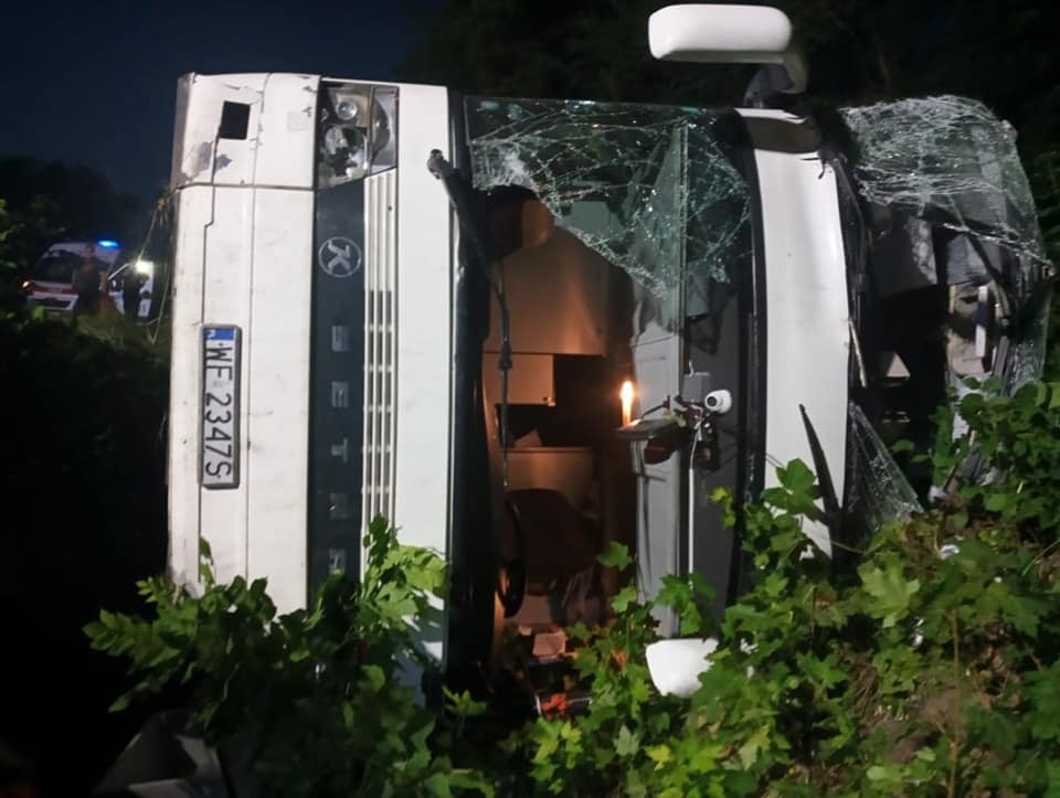 Автобус "Киев-Вроцлав" наехал на пешехода и опрокинулся в кювет на Ровенщине (фото)