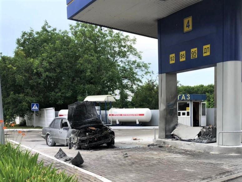 Водій-наркоман збив пішохода та влетів у автозаправку - фото