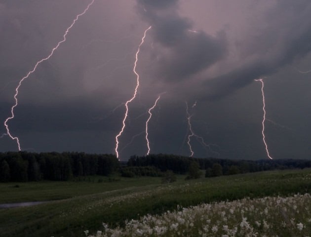Грози, град та сильний вітер: штормове попередження оголошено в Україні