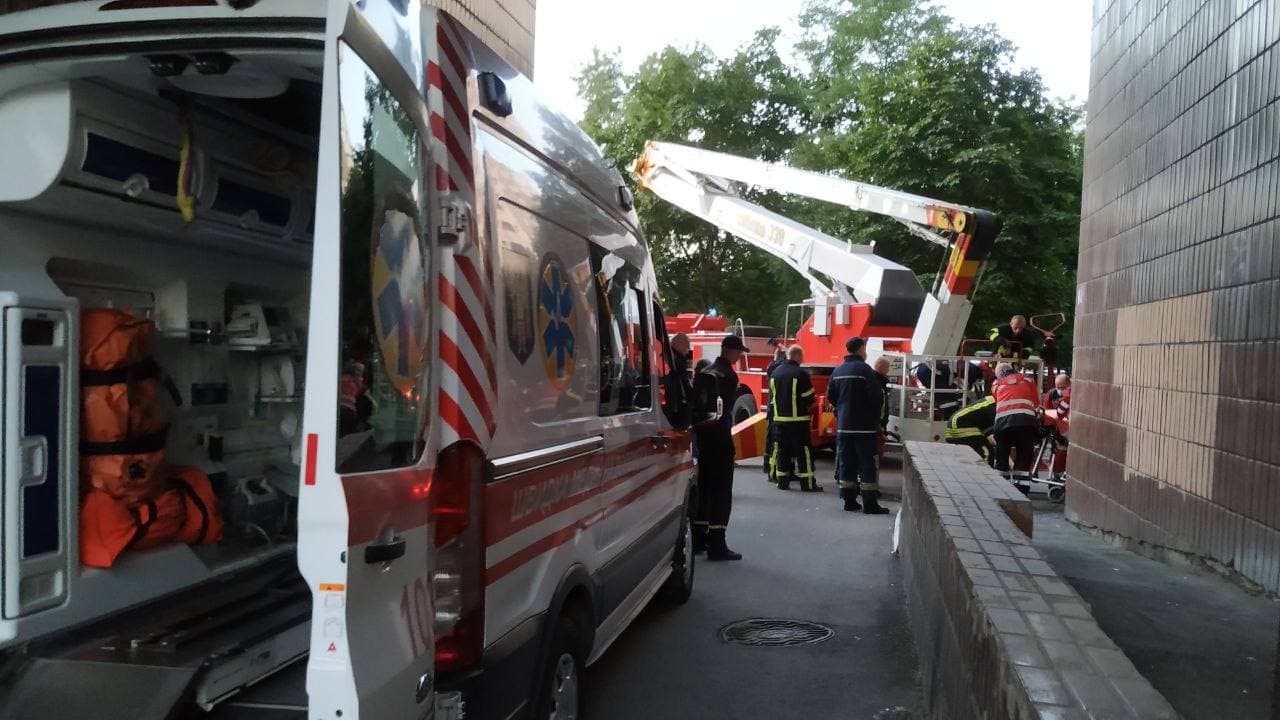 У Києві чоловік під кайфом влаштував дебош та стрибнув з п`ятого поверху (фото)