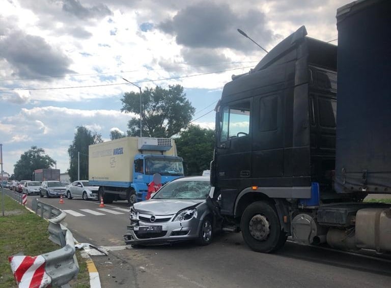 Двойная ДТП в Киевской области: водитель Opel сбил насмерть пешеходов, а затем врезался в фуру