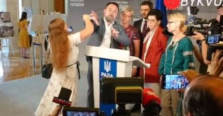 Кулаком в обличчя: У Раді "журналістка" вдарила депутата "Слуги народу" через землю