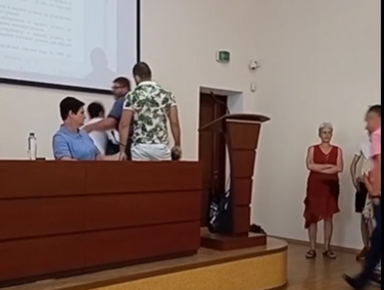 Мэр Украинки подрался на сессии с общественным активистом (видео)