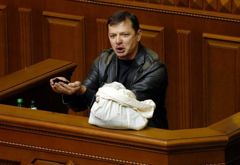 Олег Ляшко целует землю в парламенте 