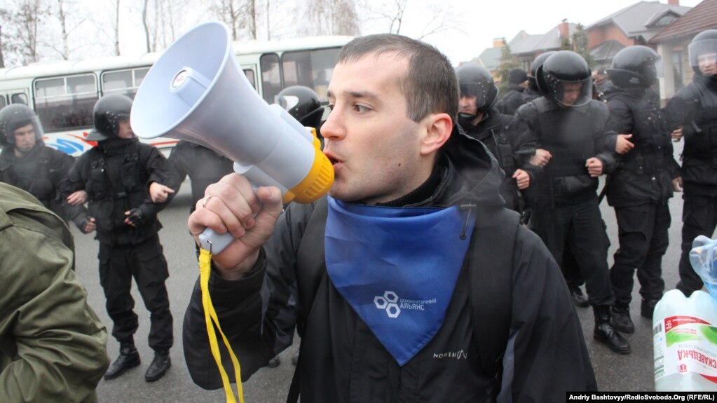  Активист "Демальянса" возле резиденции Межигорье, апрель 2013 года