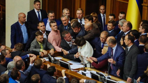  Депутаты от "Самопомощи" пытаются заблокировать трибуну Верховной Рады, 2017 год