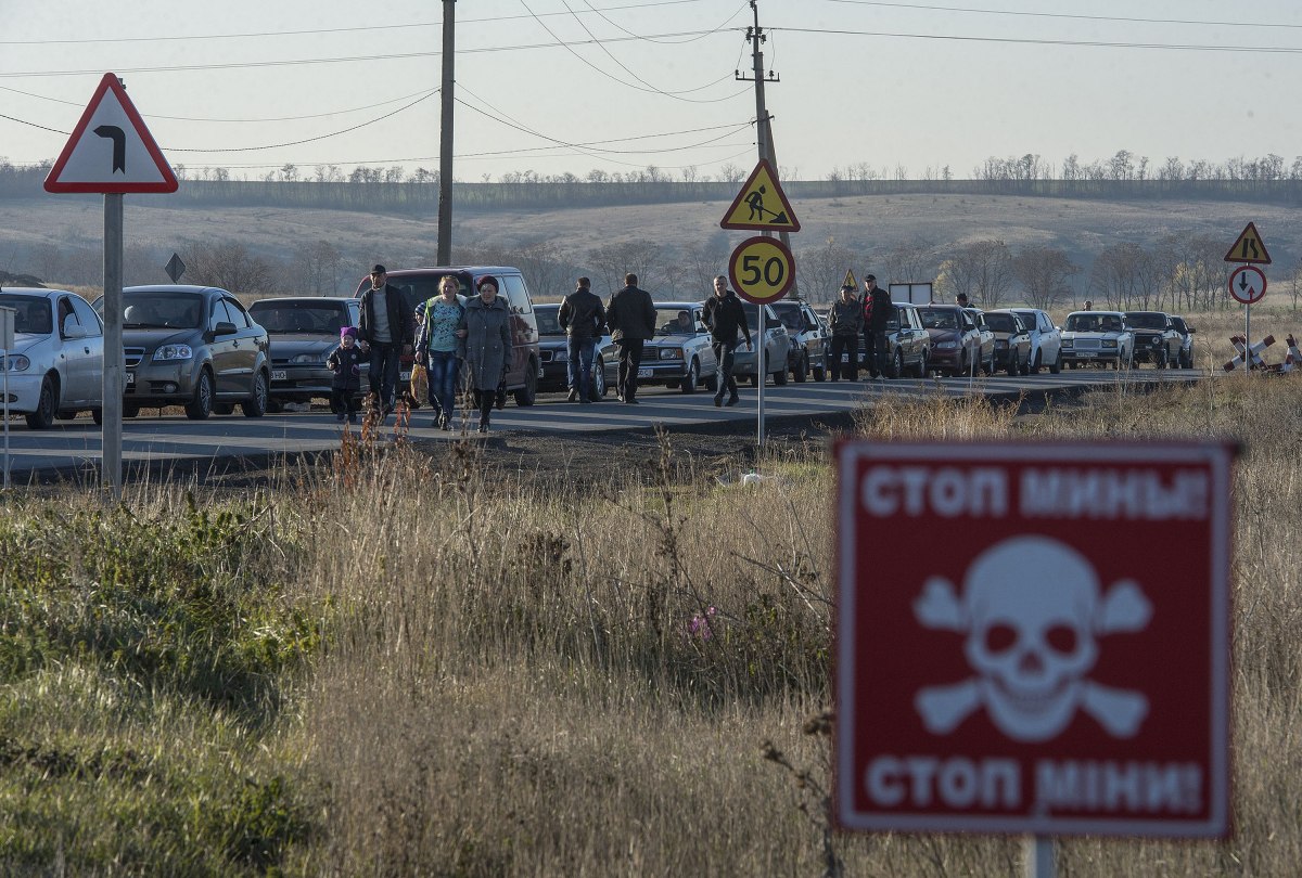 Окупанти блокують роботу КПВВ на лінії розмежування: де пропускають людей