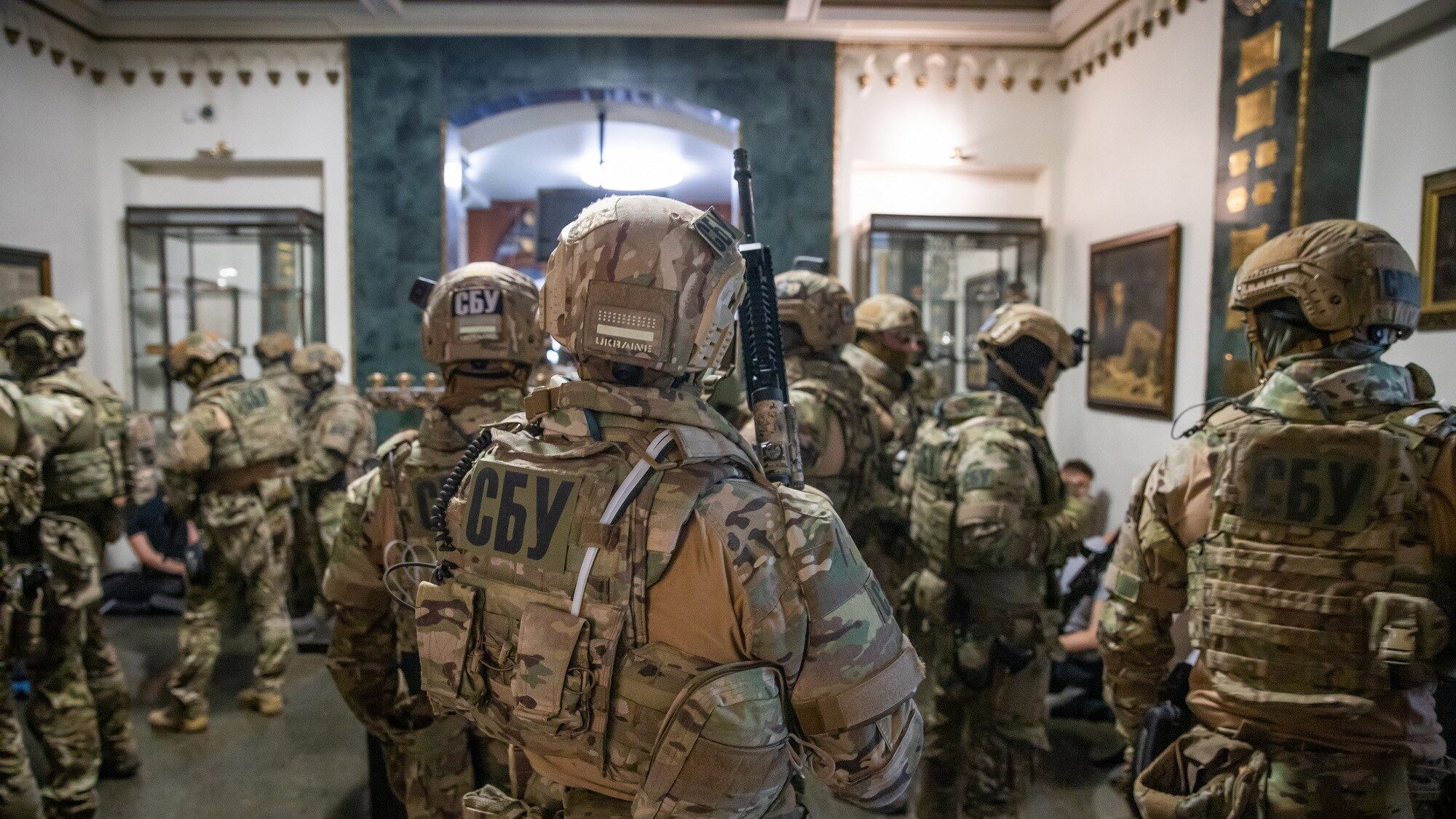 Вилучили канабіс, зброю та інструкції: СБУ знешкодила силовий осередок нардепа