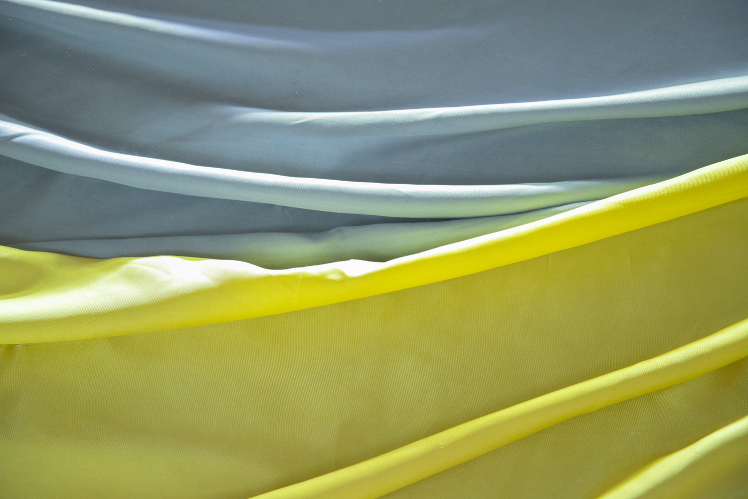 Жгли просто во дворе: в Киеве дети надругались над государственным флагом