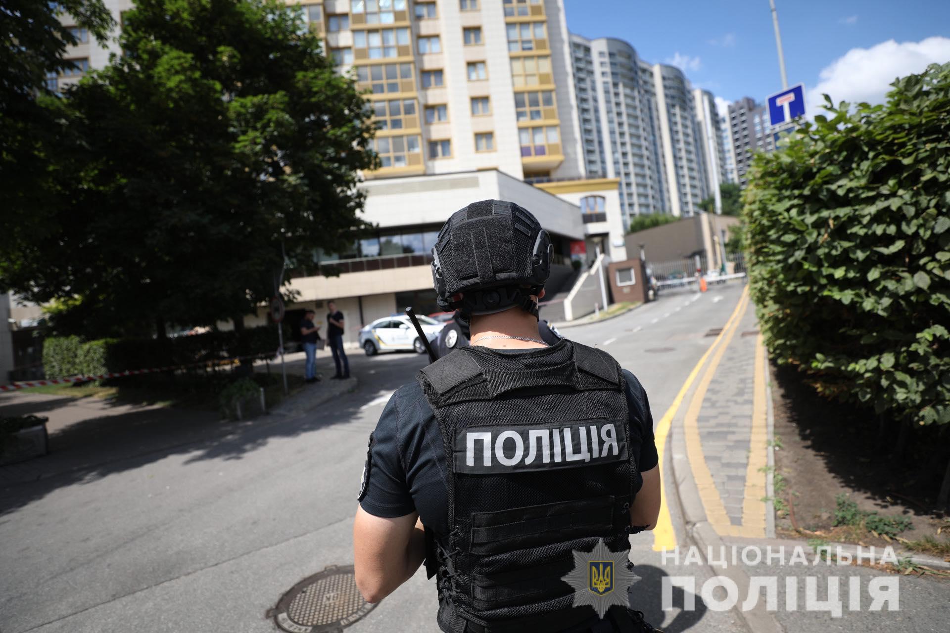 Полиция вывела на улицы кинологов и взрывотехников: причины