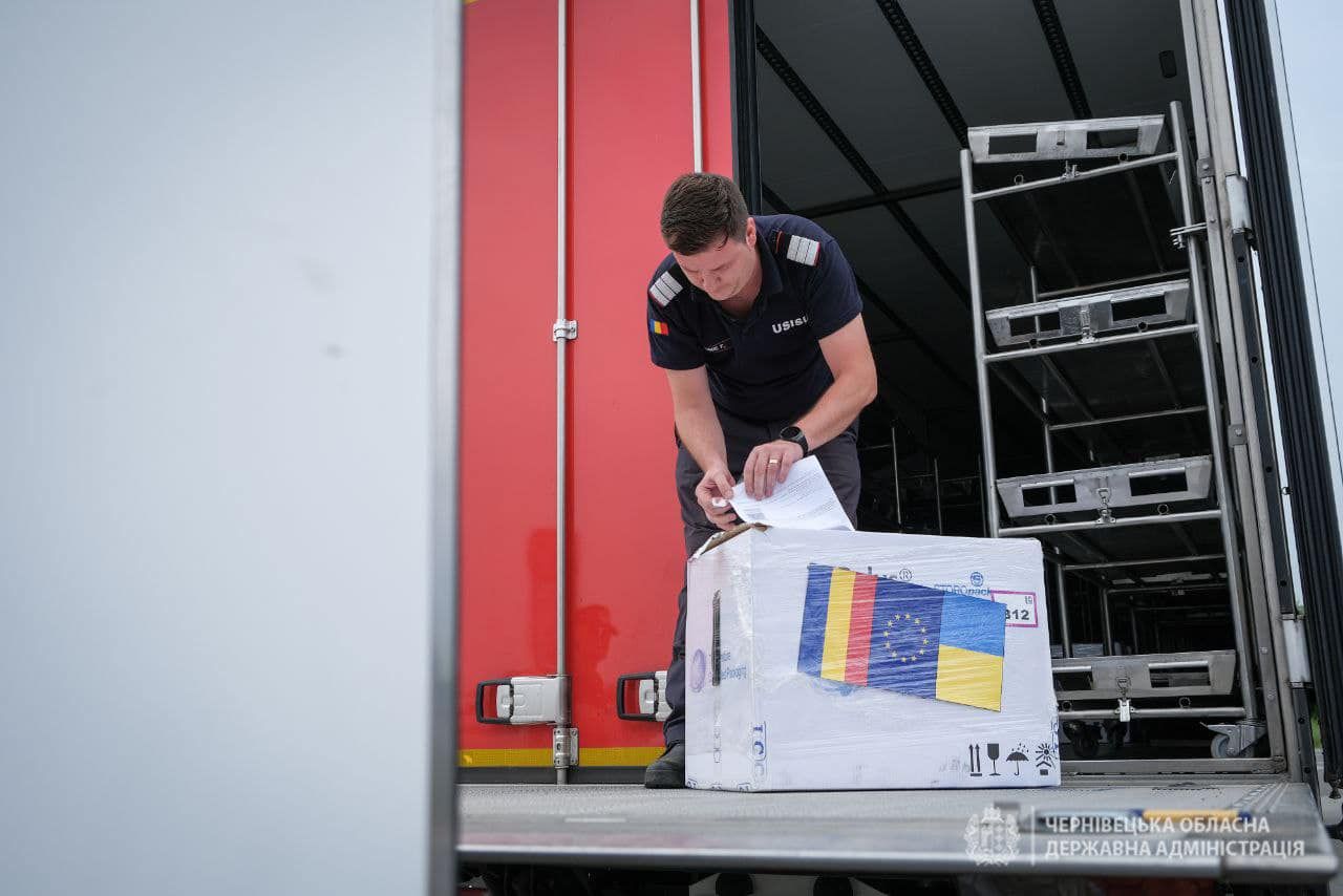 В Украину привезли более 100 тысяч доз AstraZeneca из Румынии (фото)