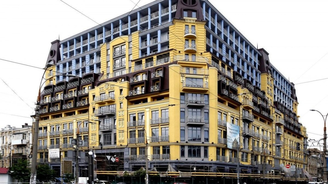 Престижный и ужасный  "Монстр на Подоле": снести или узаконить