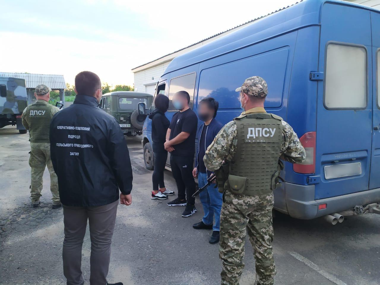 Трое иностранцев, имеющих проблемы с законом, пытались сбежать из Украины