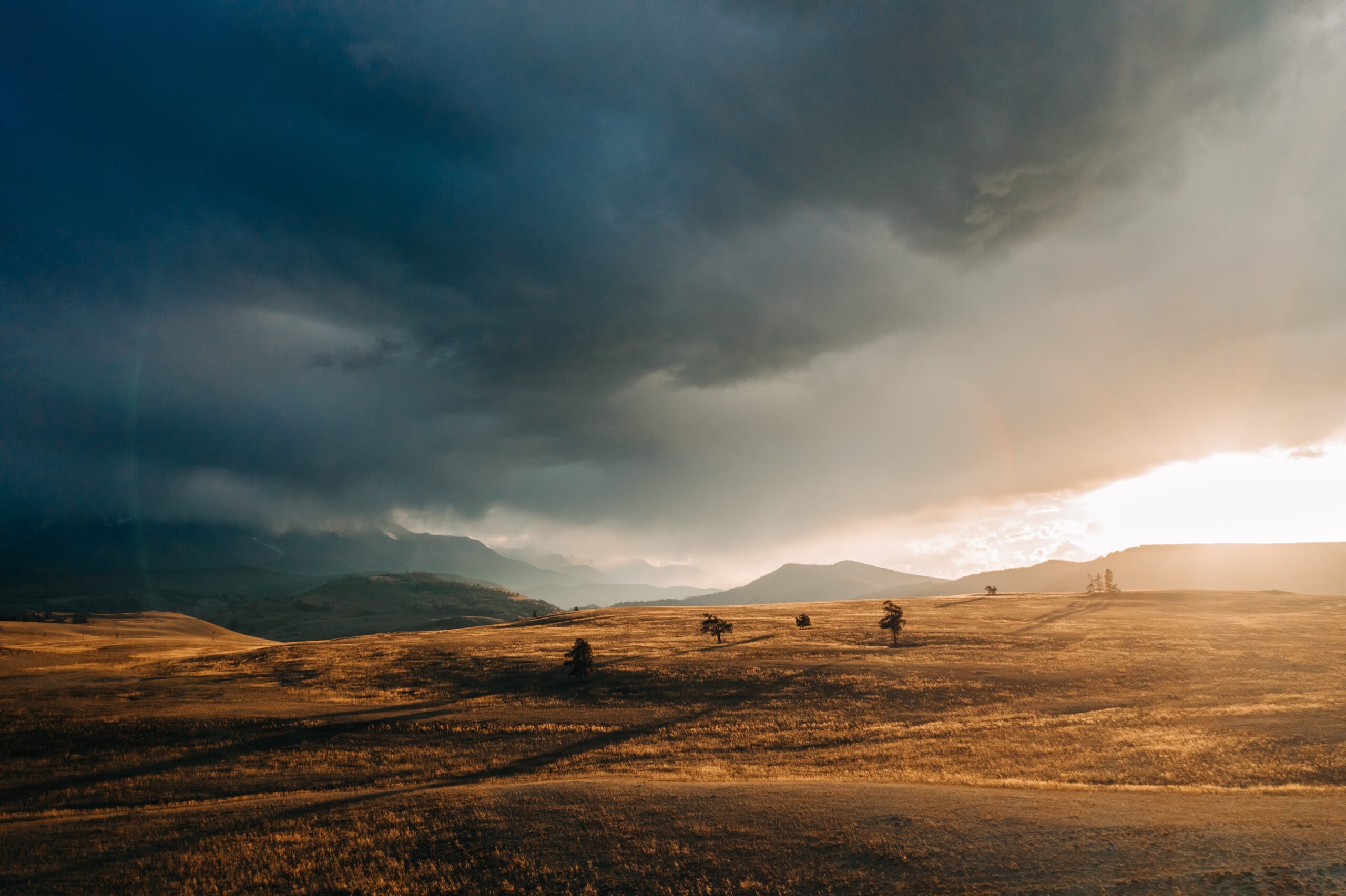 Град, грози та шквали: штормове попередження оголошено в Україні