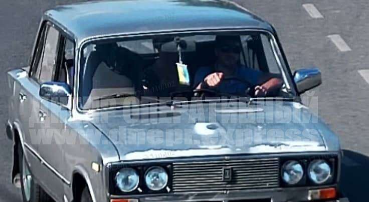 У центрі Дніпра чоловік вдарив водія легковика домкратом по голові і втік - відео