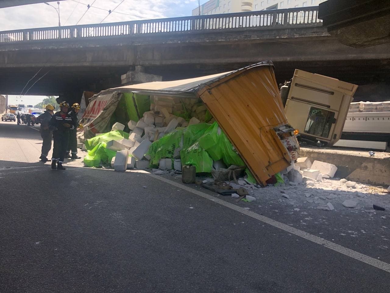 Через масштабну ДТП у Києві перекрили рух проспектом Перемоги - фото