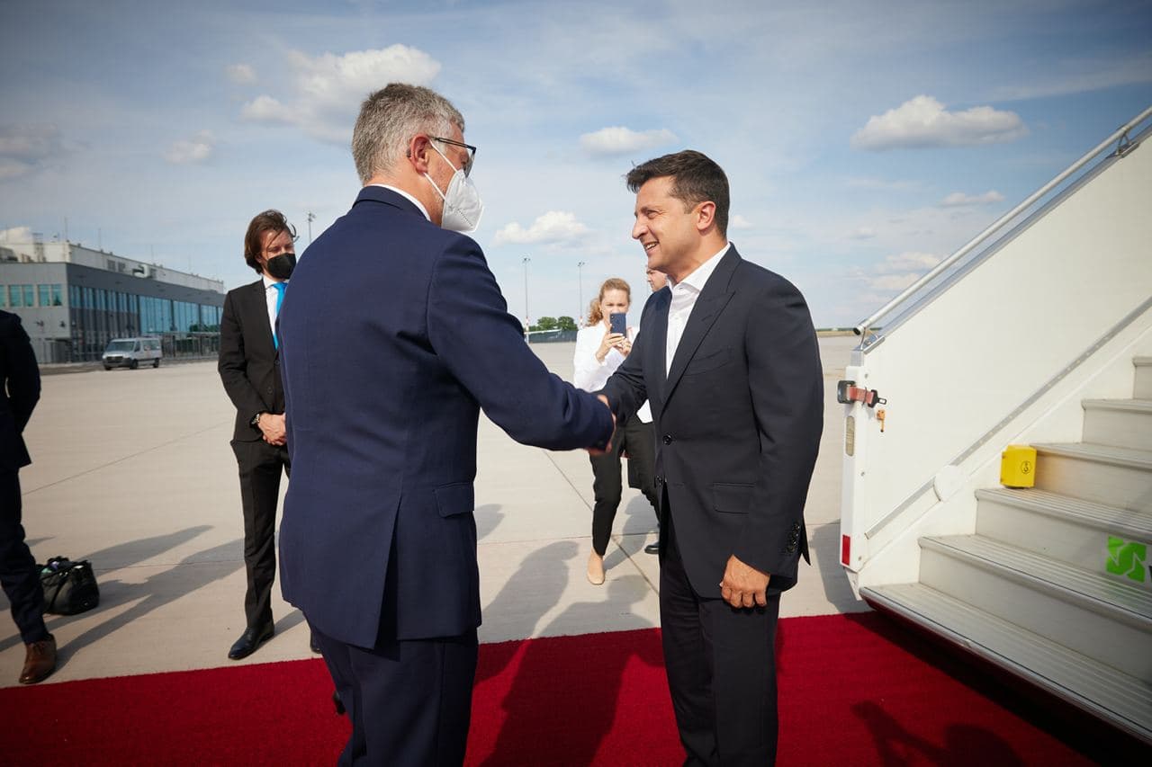 Зеленский полетел в Германию на встречу с Меркель