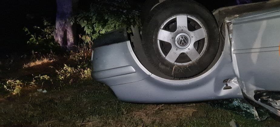 Легковушка с 12 людьми в салоне перевернулась в Киевской области: есть жертвы - фото