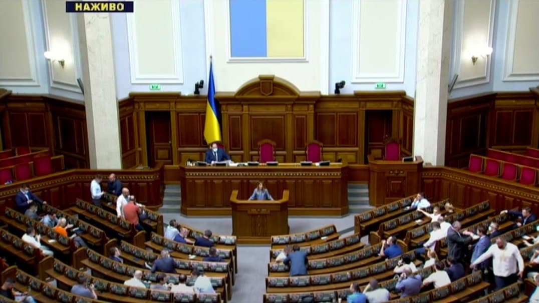 На позачергове засідання Ради прийшло менше сотні депутатів