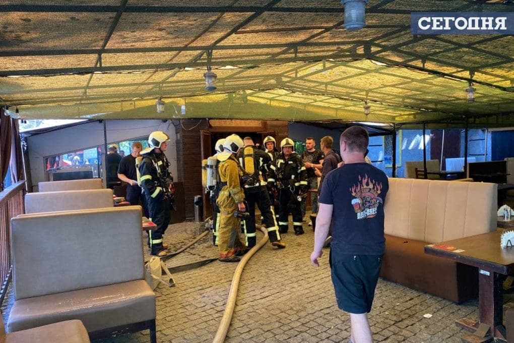 В Киеве на Крещатике произошел пожар в пабе - фото, видео