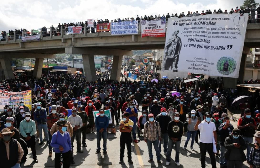 У Гватемалі тисячі людей вимагають відставки президента - фото