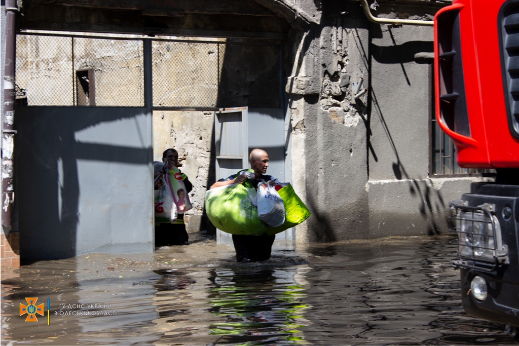 Негода в Україні: у трьох областях затопило будинки, вулиці та городи