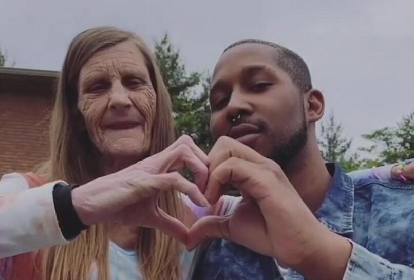 24-летний парень и пожилая женщина объявили о помолвке