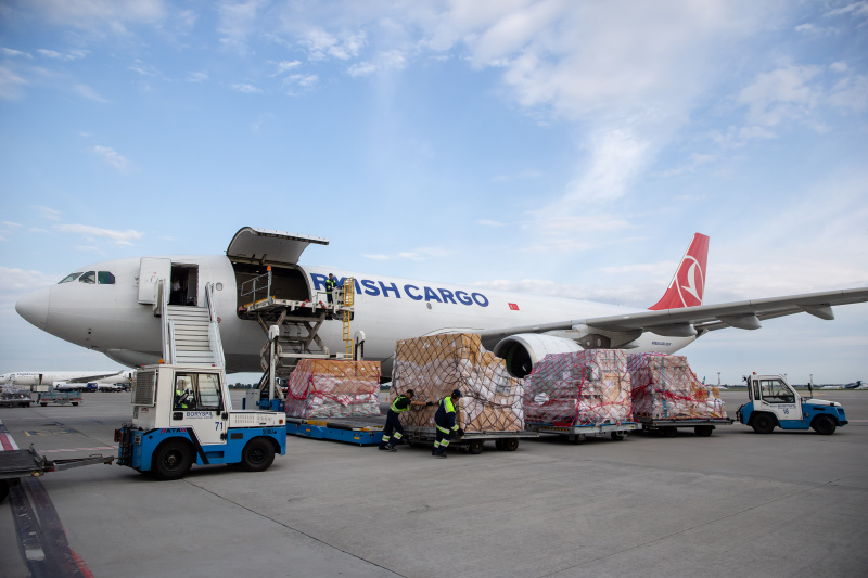 В Україну прибуло майже 190 тисяч доз вакцини Pfizer від США