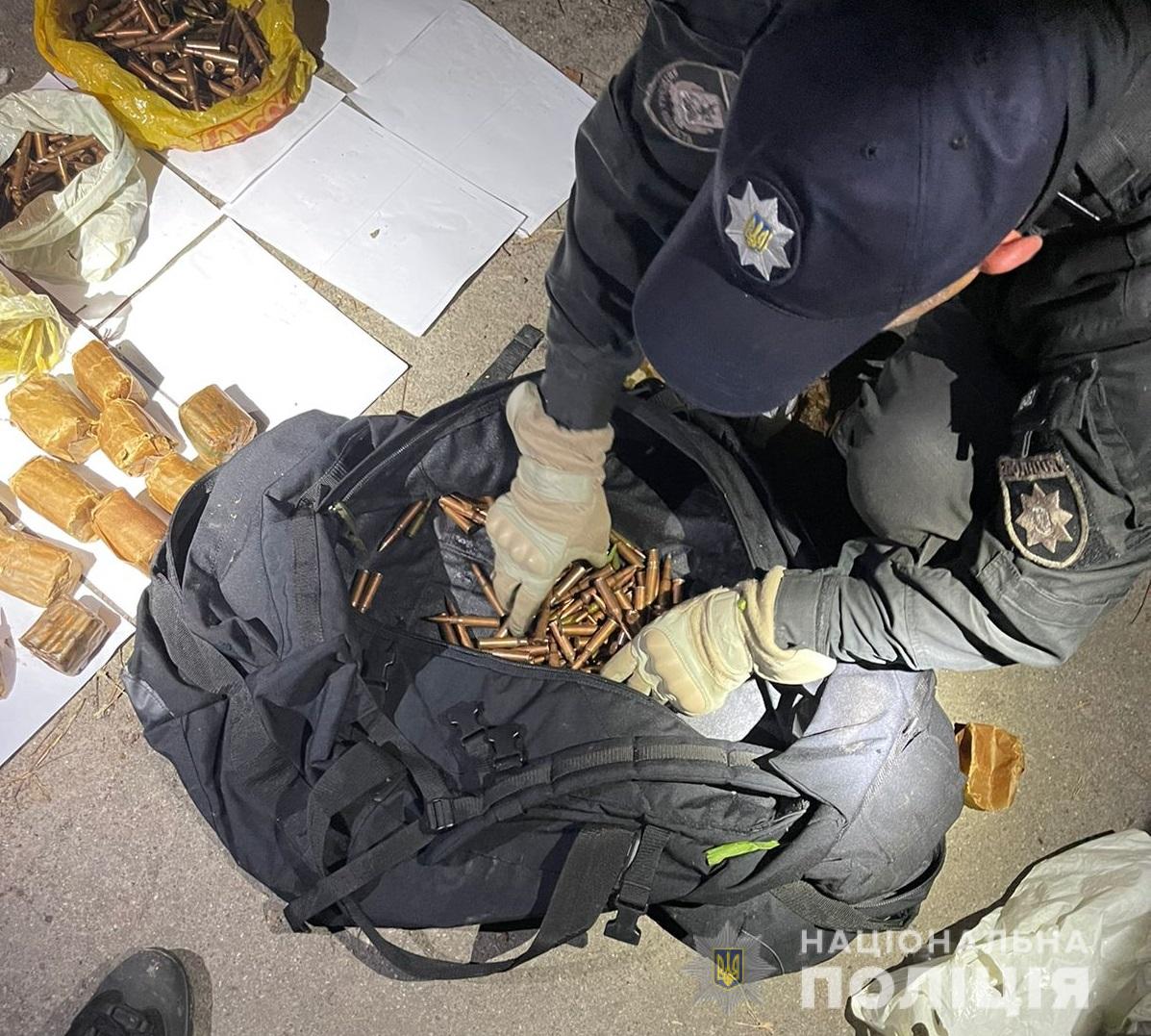 Тайник боеприпасов нашел прохожий в Киевской области - фото