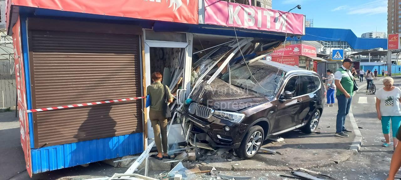 Внедорожник в Киеве протаранил торговые киоски - видео
