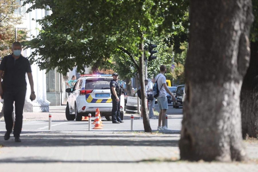 Чоловік з гранатою погрожує підірвати будівлю уряду в Києві - відео