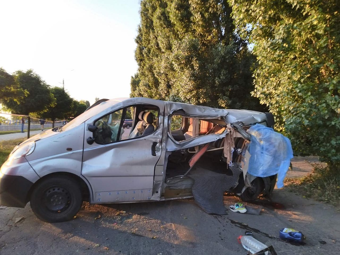 В Черкассах авто врезалось в дерево: погибла девушка, семь человек травмированы