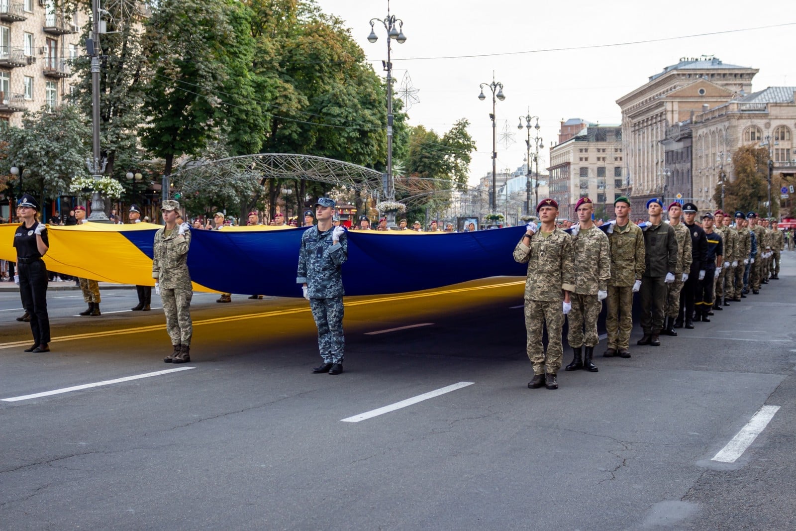 На параде ко Дню Независимости военные будут нести 30-метровый флаг Украины