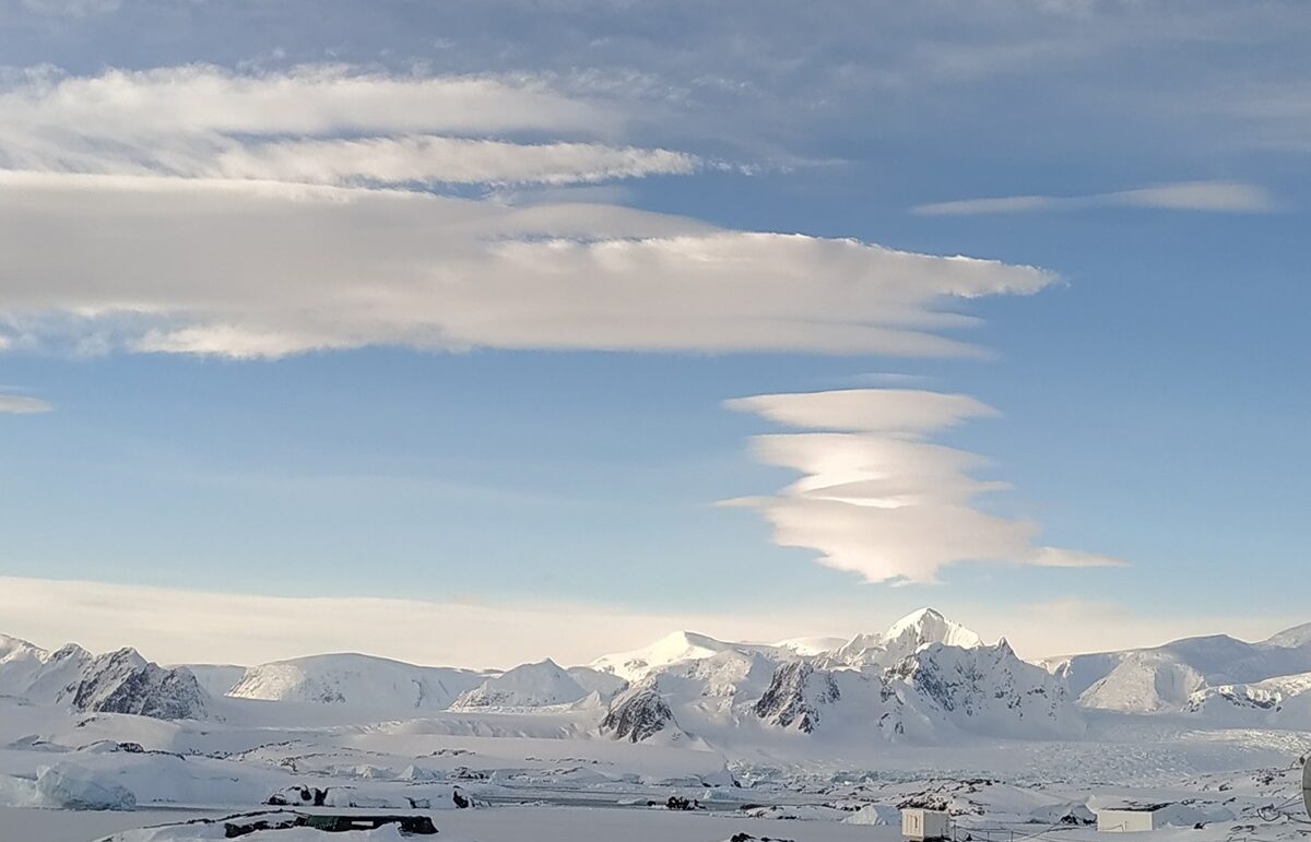 Украинские полярники показали облака с разноцветным сиянием - фото