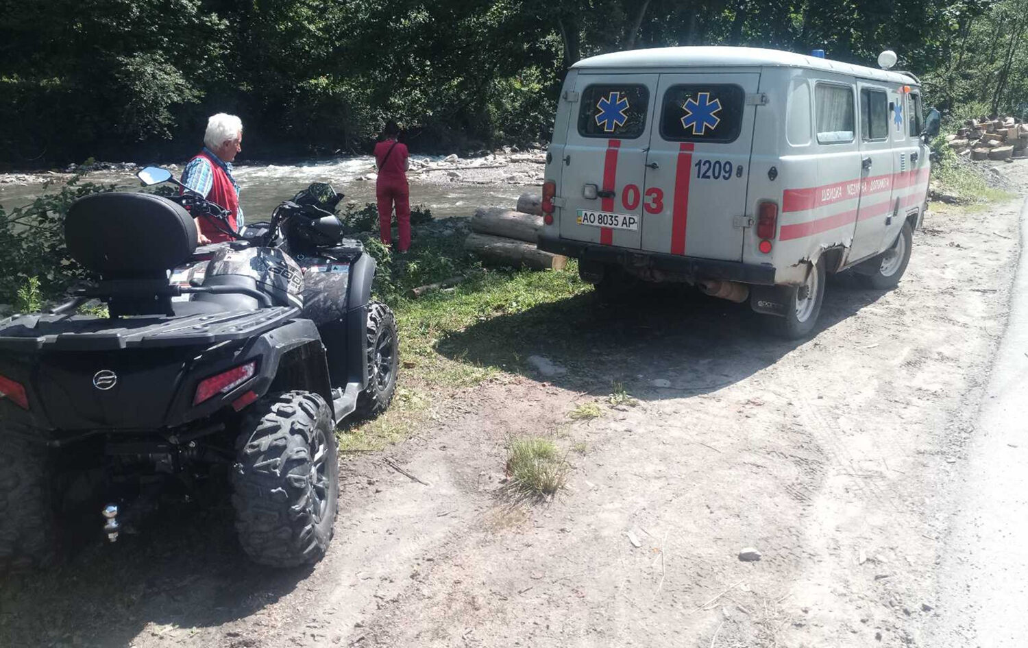 На горі в Карпатах трьом дітям стало погано: їх доставили до лікарні